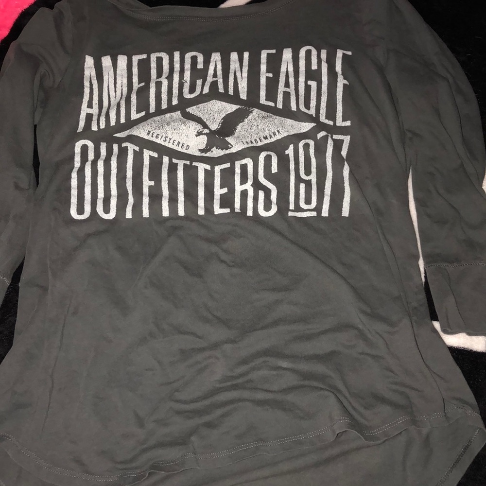 Quarter length American Eagle tee.